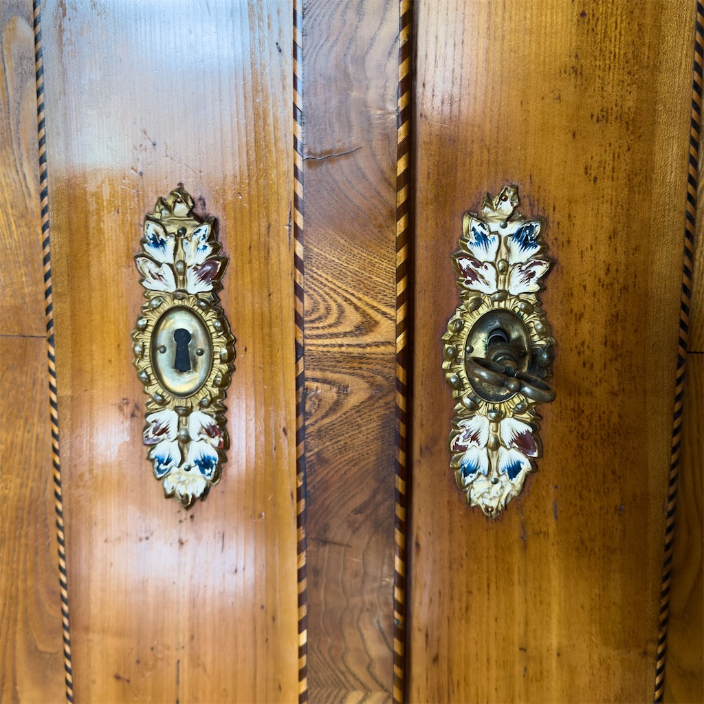 Großer Kleiderschrank im Biedermeier-Stil, datiert 1884