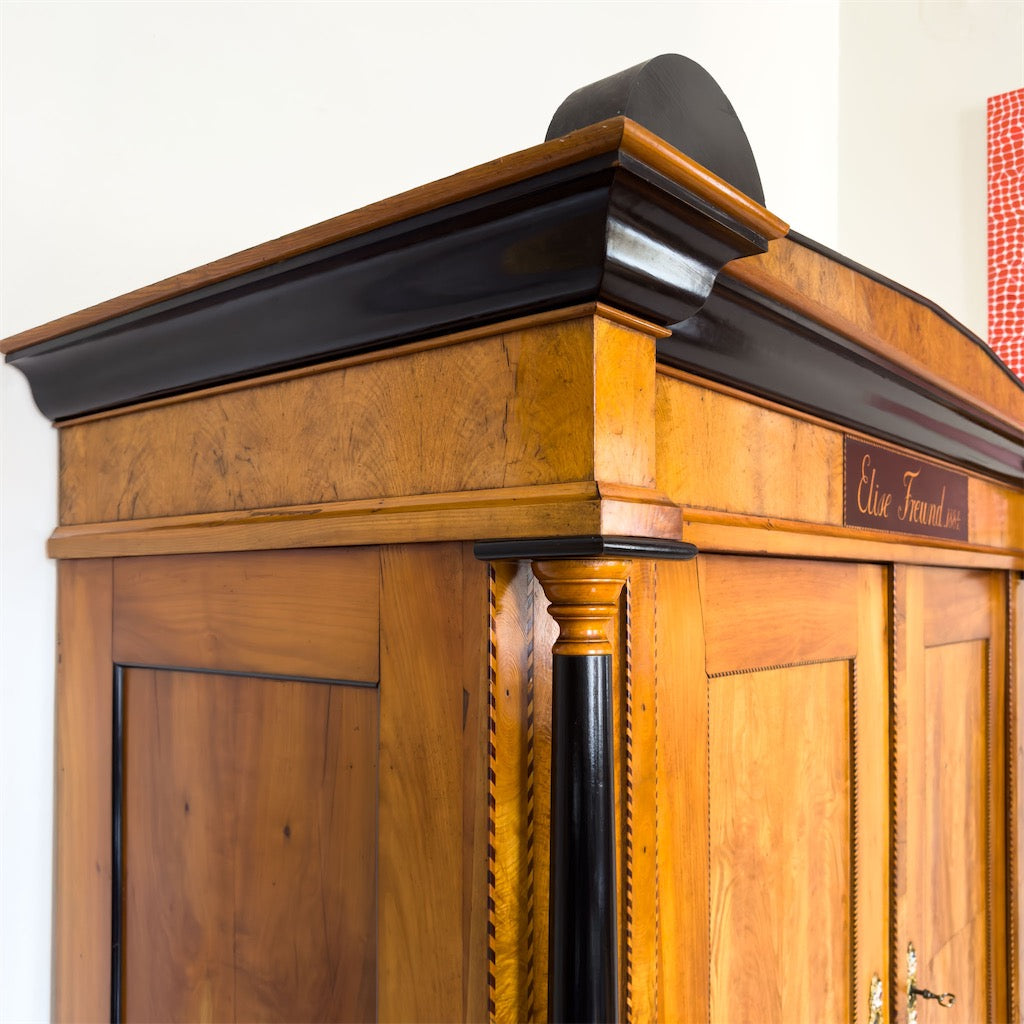 Großer Kleiderschrank im Biedermeier-Stil, datiert 1884