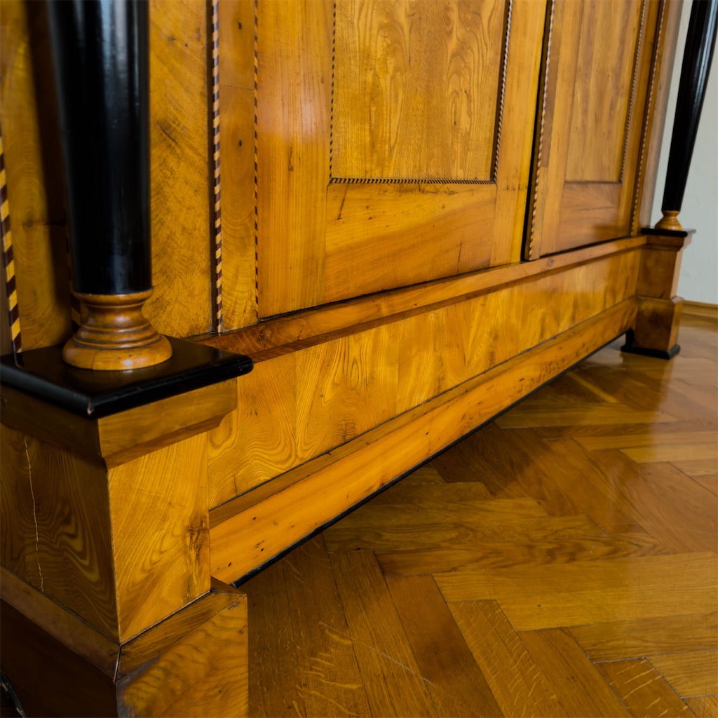 Großer Kleiderschrank im Biedermeier-Stil, datiert 1884